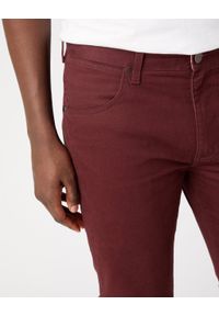 Wrangler - WRANGLER MESKIE SPODNIE MATERIAŁOWE MATERIAŁ LARSTON DAHLIA W18S93H45. Materiał: materiał