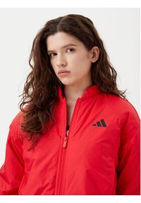 Adidas - adidas Kurtka bomber Essentials 3-Stripes JP1724 Czerwony Loose Fit. Kolor: czerwony. Materiał: syntetyk #4