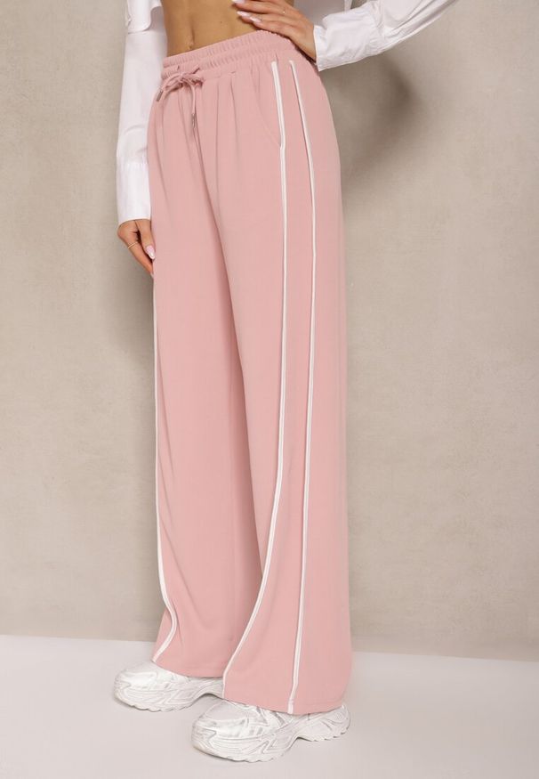 Renee - Różowe Szerokie Spodnie Dresowe High Waist Zdobione Lampasami Sopaline. Okazja: na spacer. Stan: podwyższony. Kolor: różowy. Materiał: dresówka. Wzór: aplikacja. Styl: sportowy, elegancki