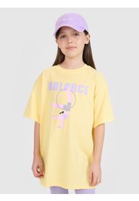 4f - T-shirt oversize z nadrukiem dziewczęcy - żółty. Okazja: na co dzień. Kolor: żółty. Materiał: bawełna, jersey, materiał. Długość rękawa: krótki rękaw. Długość: krótkie. Wzór: nadruk. Styl: sportowy, casual, elegancki, klasyczny