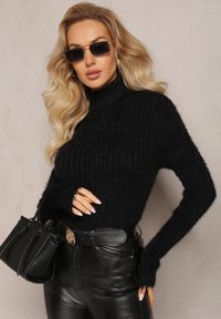 Renee - Czarny Golf z Puchatego Materiału z Wełną i Długim Rękawem Geolla. Typ kołnierza: golf. Kolor: czarny. Materiał: wełna, materiał. Długość rękawa: długi rękaw. Długość: długie. Wzór: jednolity. Sezon: zima, jesień