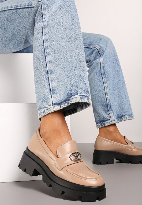 Born2be - Ciemnobeżowe Mokasyny na Grubej Podeszwie z Ozdobną Klamrą Kikirra. Okazja: na co dzień. Zapięcie: klamry. Kolor: beżowy. Materiał: len. Styl: casual, elegancki, klasyczny