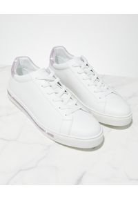 RENE CAOVILLA - Białe sneakersy Xtra z fioletowymi kryształami. Nosek buta: okrągły. Kolor: biały. Materiał: guma. Wzór: napisy, aplikacja #6