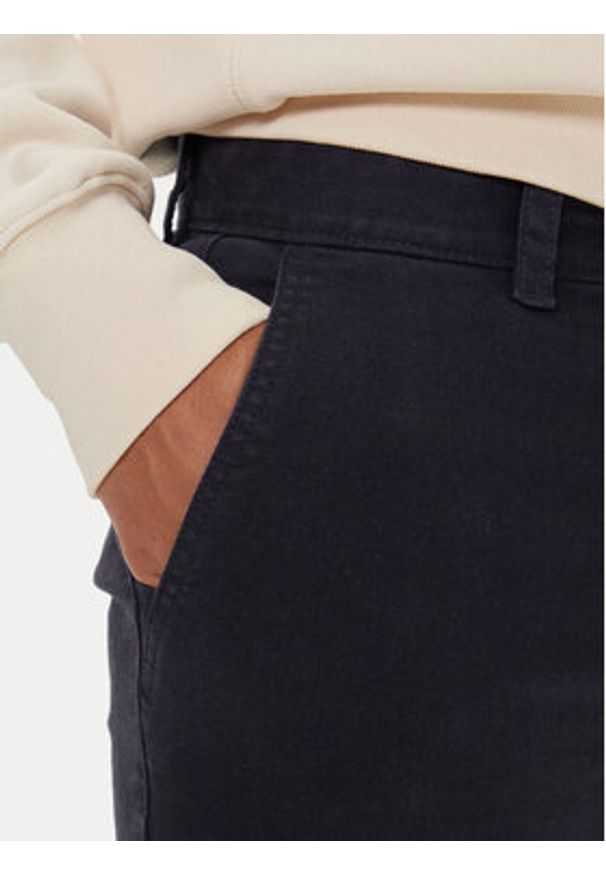 BOSS Chinosy 50547865 Granatowy Slim Fit. Kolor: niebieski. Materiał: bawełna