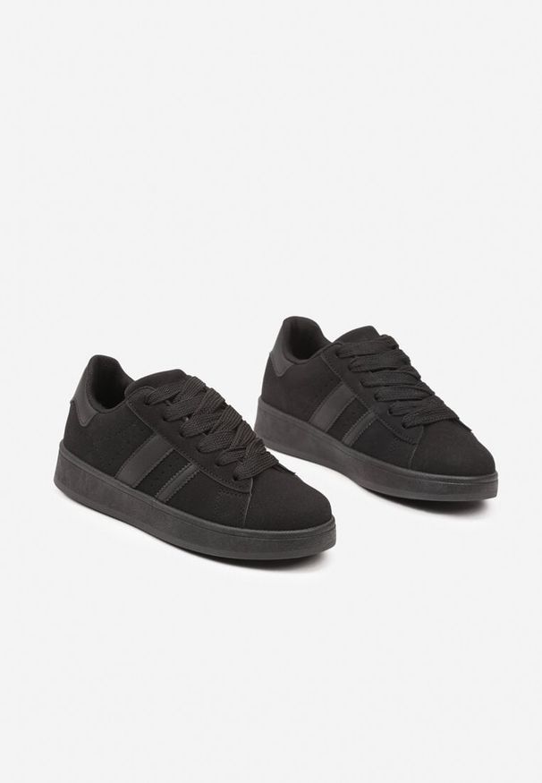 Renee - Czarne Sneakersy na Niskiej Platformie z Naszywkami Flordexia. Okazja: na co dzień. Kolor: czarny. Materiał: jeans. Wzór: aplikacja. Obcas: na platformie