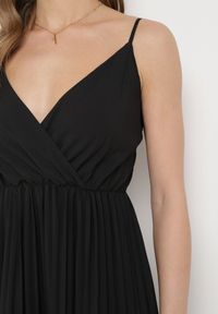 Born2be - Czarna Rozkloszowana Sukienka Długa z Kopertowym Dekoltem na Ramiączkach Asmerria. Kolor: czarny. Długość rękawa: na ramiączkach. Typ sukienki: kopertowe. Styl: elegancki. Długość: maxi #4