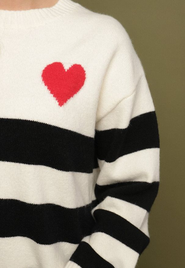 Born2be - Jasnobeżowy Sweter z Dodatkiem Kaszmiru o Prostym Kroju w Paski Venlire. Okazja: na co dzień. Kolor: beżowy. Materiał: kaszmir. Wzór: paski. Styl: casual, klasyczny