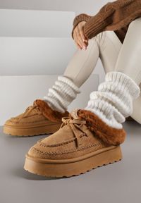 Renee - Brązowe Rustykalne Śniegowce z Niską Cholewką Zdobione Futrem i Kokardą Tuspena. Okazja: do domu, na co dzień. Wysokość cholewki: przed kostkę. Kolor: brązowy. Materiał: futro. Szerokość cholewki: normalna. Wzór: aplikacja. Sezon: zima. Styl: casual #1