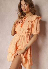 Renee - Pomarańczowa Sukienka Mini z Gumką w Pasie i Falbankami Makenza. Typ kołnierza: kołnierz z falbankami. Kolor: pomarańczowy. Długość rękawa: krótki rękaw. Sezon: lato, wiosna. Długość: mini #5