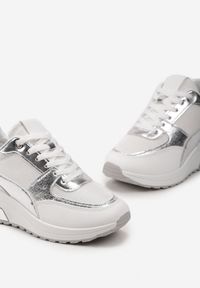 Renee - Biało-Srebrne Sneakersy na Niewysokim Koturnie z Metalicznymi Naszywkami Swerdia. Kolor: biały. Wzór: aplikacja. Obcas: na koturnie #5