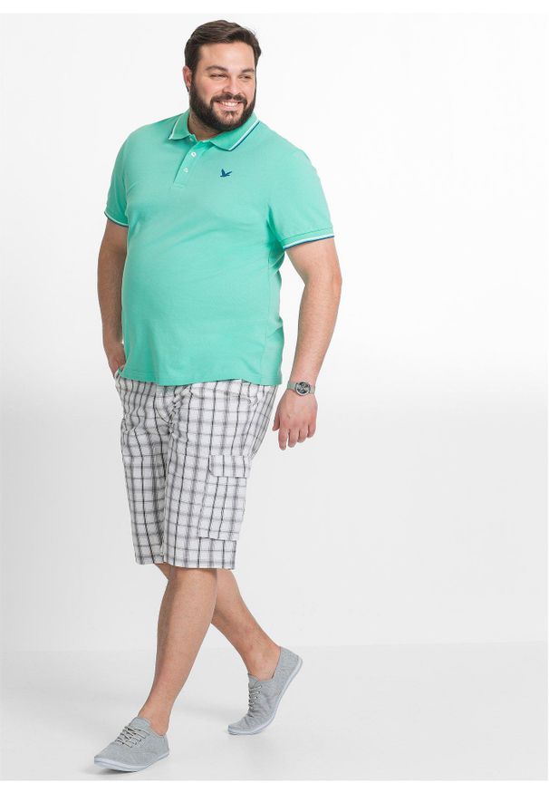 bonprix - Koszulka polo z czystej bawełny organicznej piqué. Typ kołnierza: polo. Kolor: zielony. Materiał: bawełna. Długość rękawa: krótki rękaw. Długość: krótkie. Wzór: nadruk. Styl: sportowy