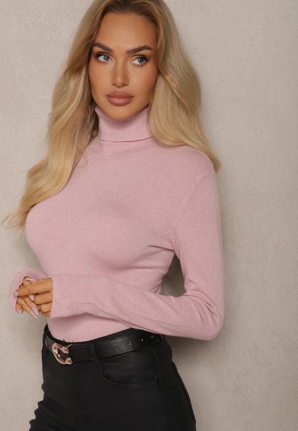 Renee - Różowy Golf Dopasowany Ungase. Typ kołnierza: golf. Kolor: różowy. Materiał: jeans, tkanina. Długość rękawa: długi rękaw. Długość: długie. Sezon: jesień, zima