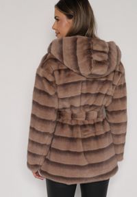 Born2be - Jasnobrązowa Futrzana Kurtka z Nieodpinanym Kapturem i Paskiem Zetova. Okazja: na co dzień. Kolor: brązowy. Materiał: futro. Styl: klasyczny, casual, elegancki #2
