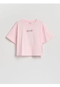 Reserved - Luźny t-shirt z nadrukiem - pastelowy róż. Kolor: różowy. Materiał: bawełna. Wzór: nadruk #1