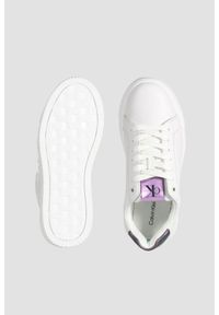 Calvin Klein - CALVIN KLEIN Białe sneakersy. Kolor: biały. Materiał: skóra