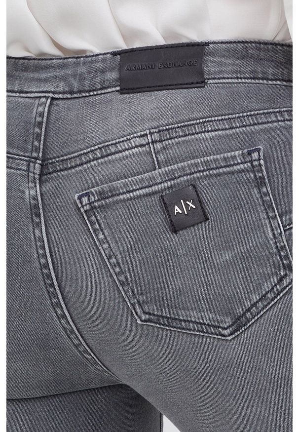Armani Exchange Jeansy damskie medium waist. Kolor: szary