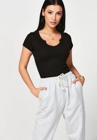 Born2be - Czarny T-shirt Nysassea. Kolor: czarny. Materiał: bawełna, elastan, prążkowany, jeans, dzianina. Długość rękawa: krótki rękaw. Długość: krótkie. Styl: sportowy