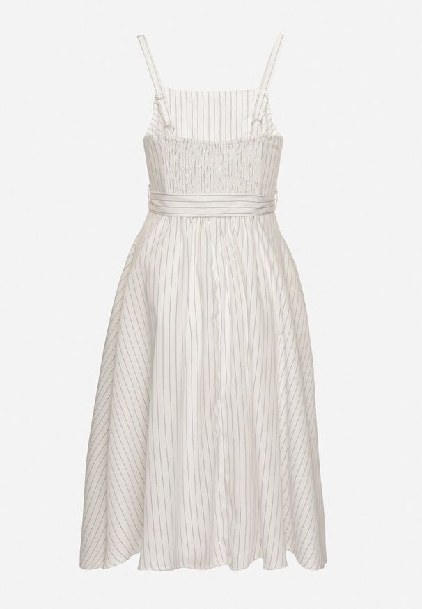 Born2be - Biała Sukienka z Wiskozą ze Wzorem Pasków Dolereia. Okazja: na co dzień. Kolor: biały. Materiał: wiskoza. Długość rękawa: na ramiączkach. Styl: klasyczny, casual. Długość: midi