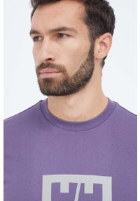 Helly Hansen t-shirt bawełniany kolor fioletowy z nadrukiem. Okazja: na co dzień. Kolor: fioletowy. Materiał: bawełna. Wzór: nadruk. Styl: casual #2
