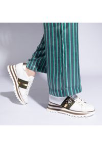 Wittchen - Damskie sneakersy skórzane z owadem biało-zielone. Nosek buta: okrągły. Zapięcie: pasek. Kolor: zielony, biały, wielokolorowy. Materiał: skóra. Wzór: aplikacja, paski. Obcas: na platformie. Sport: wspinaczka #6
