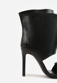 Renee - Czarne Sandały Typu Botki z Metalicznymi Klamrami Zaehlyss. Zapięcie: klamry. Kolor: czarny. Materiał: skóra, lakier. Styl: rockowy, wizytowy #5