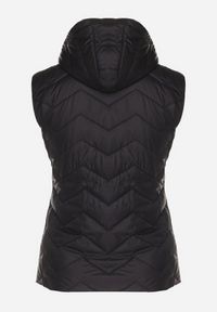 Born2be - Czarna Kamizelka Pikowana z Odpinanym Kapturem Ravisara. Okazja: na co dzień. Kolekcja: plus size. Kolor: czarny. Materiał: jeans. Wzór: aplikacja. Styl: casual, elegancki #5