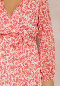 Renee - Różowa Sukienka Hellolea. Kolor: różowy. Materiał: materiał. Typ sukienki: kopertowe. Długość: mini