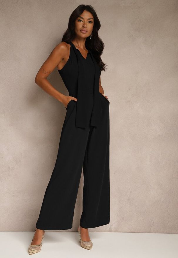 Renee - Czarny Kombinezon Wide Leg z Ozdobnym Wiązaniem przy Szyi Silelia. Okazja: na co dzień. Kolor: czarny. Długość rękawa: bez rękawów. Styl: klasyczny, elegancki, casual