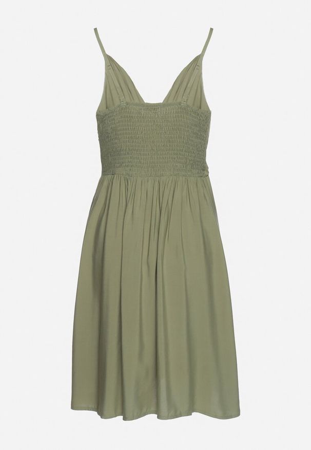 Born2be - Ciemnozielona Bawełniana Sukienka na Cienkich Regulowanych Ramiączkach z Kopertowym Dekoltem Pennea. Okazja: na co dzień. Typ kołnierza: dekolt kopertowy. Kolor: zielony. Materiał: bawełna. Długość rękawa: na ramiączkach. Typ sukienki: kopertowe. Styl: casual, elegancki, sportowy