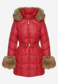 Born2be - Czerwona Pikowana Kurtka z Paskiem i Kapturem Zdobiona Futerkiem Olunelia. Okazja: na co dzień. Kolor: czerwony. Materiał: futro. Wzór: aplikacja. Styl: klasyczny, casual, elegancki #4