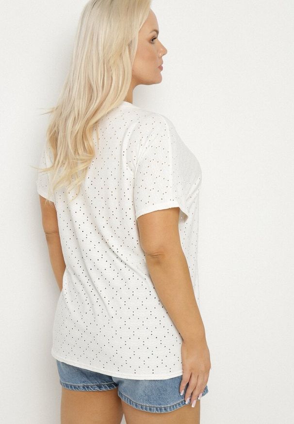Born2be - Biały T-shirt z Bawełną i Ażurowym Wzorem Puzira. Okazja: na co dzień. Kolor: biały. Materiał: bawełna. Wzór: ażurowy. Styl: klasyczny, elegancki, casual