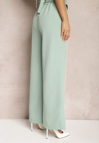 Renee - Jasnozielone Spodnie Szerokie Laodaleia. Stan: podwyższony. Kolor: zielony. Materiał: tkanina. Długość: długie. Wzór: gładki. Styl: elegancki