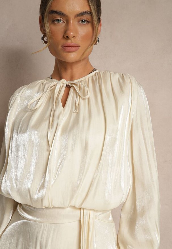 Renee - Beżowa Sukienka z Wiskozy z Falbanką i Wiązaniem Finlio. Okazja: na imprezę, na co dzień. Kolor: beżowy. Materiał: wiskoza. Styl: klasyczny, casual, elegancki