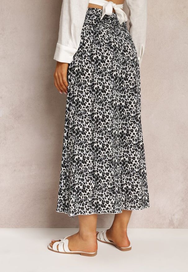 Renee - Szare Szerokie Spodnie o Długości 7/8 w Panterkę Rhina. Stan: podwyższony. Kolor: szary. Materiał: tkanina, wiskoza. Wzór: motyw zwierzęcy