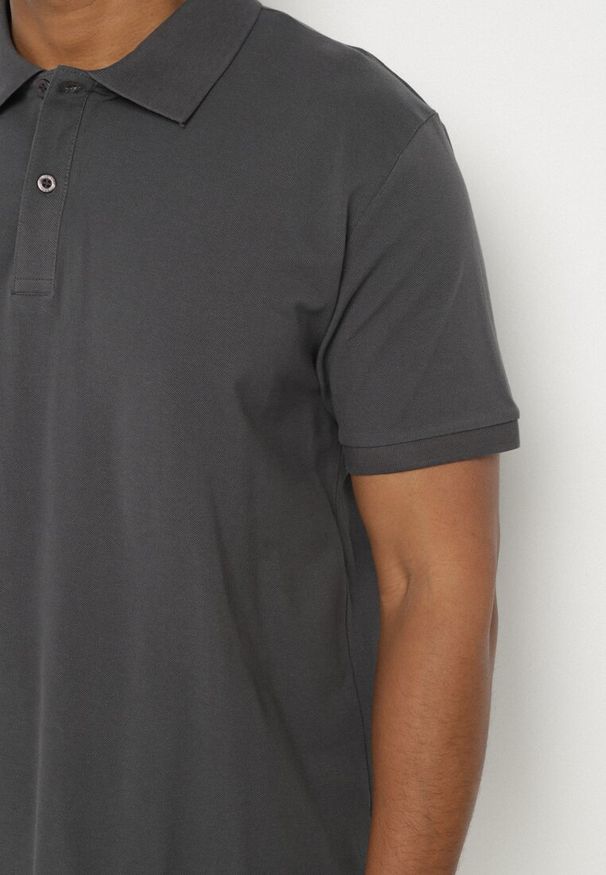 Born2be - Ciemnoszara Bawełniana Koszulka Polo z Guzikami Uxariassa. Typ kołnierza: polo. Kolor: szary. Materiał: bawełna