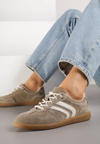 Renee - Ciemnobeżowe Sneakersy Tenisówki ze Skórzaną Wkładką Ozdobione Paskami Melioressa. Okazja: na co dzień. Zapięcie: pasek. Kolor: beżowy. Materiał: skóra. Wzór: aplikacja #4