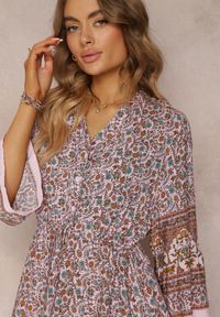 Renee - Ciemnoróżowa Wiskozowa Sukienka w Kwiaty z Rękawem 3/4 i Falbanką Sulamita. Kolor: różowy. Materiał: wiskoza. Wzór: kwiaty. Długość: maxi #5
