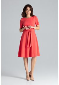Lenitif - Trapezowa sukienka o klasycznym kroju z paskiem koralowa. Okazja: do pracy. Kolor: pomarańczowy. Wzór: gładki. Typ sukienki: trapezowe. Styl: klasyczny. Długość: midi #3