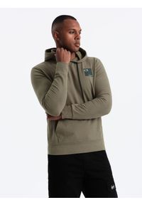 Ombre Clothing - Bluza męska z kapturem kangurka z logotypem – oliwkowa V4 - Rozmiar: XXL. Typ kołnierza: kaptur. Kolor: oliwkowy. Materiał: bawełna, dzianina. Wzór: nadruk, jednolity