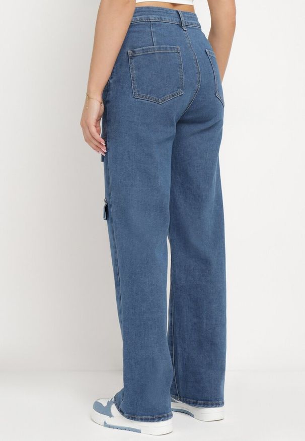 Born2be - Niebieskie Spodnie Bojówki z Regularną Talią i Kieszeniami z Klapą Elarial. Kolor: niebieski