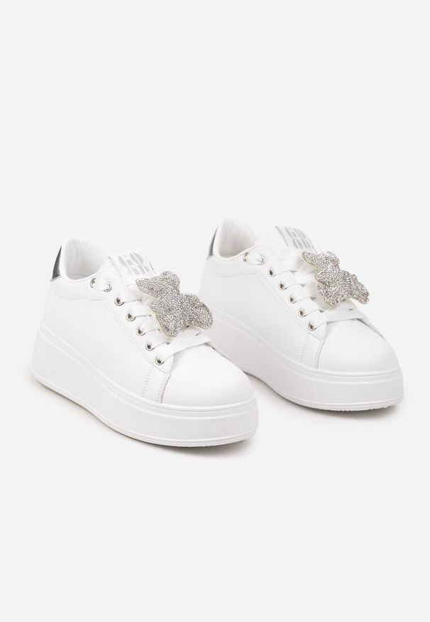 Renee - Biało-Srebrne Sneakersy Ozdobione Brokatowym Misiem Nevithaya. Okazja: na co dzień. Kolor: biały. Materiał: jeans. Wzór: aplikacja