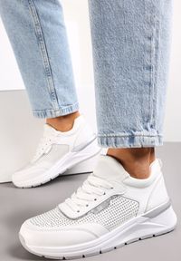 Renee - Białe Sneakersy z Błyszczącymi Cyrkoniami Aviveria. Kolor: biały. Materiał: skóra #4