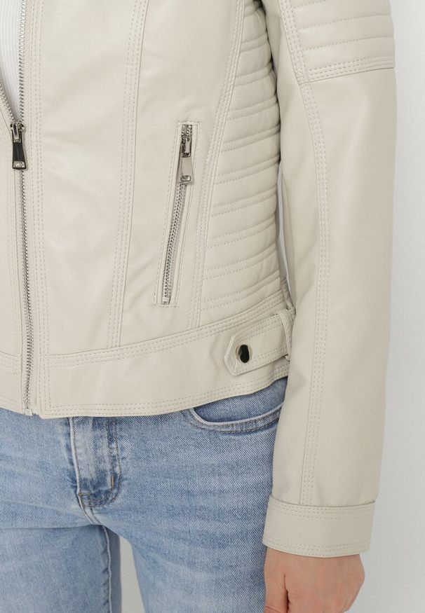 Born2be - Jasnobeżowa Kurtka Ramoneska w Motocyklowym Stylu ze Stójką i Napami Talirina. Okazja: na co dzień. Typ kołnierza: kołnierzyk stójkowy. Kolor: beżowy. Materiał: jeans. Styl: casual, elegancki