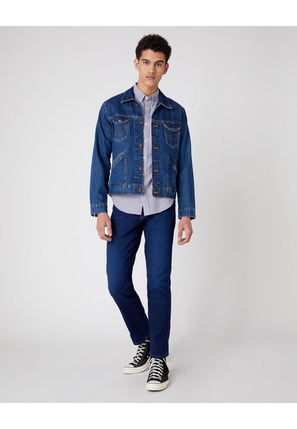 Wrangler - WRANGLER LS1PKT BUTTON DOWN MĘSKA KOSZULA LUNAR ROCK GREY W5F33ZXKH 112130121. Typ kołnierza: button down. Styl: rockowy