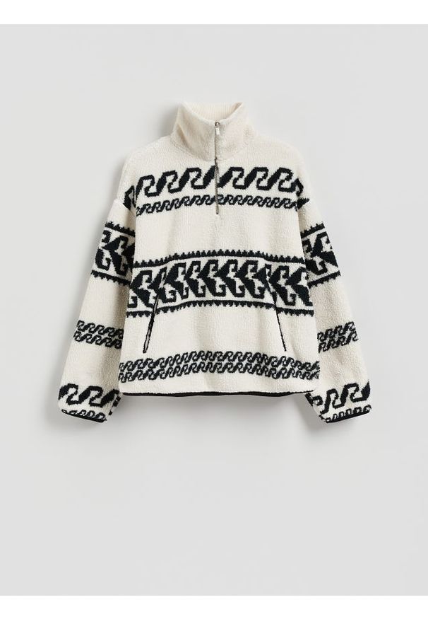 Reserved - Bluza sherpa ze stójką - złamana biel. Typ kołnierza: kołnierzyk stójkowy. Materiał: dzianina