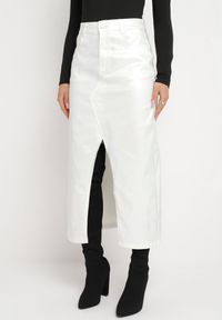 Born2be - Biała Połyskująca Spódnica Maxi z Rozcięciem Vichet. Kolor: biały. Materiał: tkanina