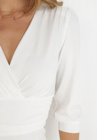 Born2be - Biała Sukienka Agathinca. Kolor: biały. Materiał: wiskoza, dzianina. Długość rękawa: długi rękaw. Długość: mini #2