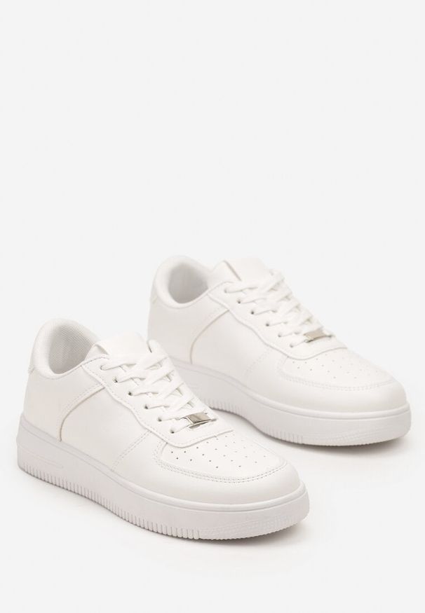 Born2be - Białe Sneakersy z Perforacją na Nosku Elletia. Okazja: na co dzień. Zapięcie: sznurówki. Kolor: biały. Materiał: bawełna, jeans