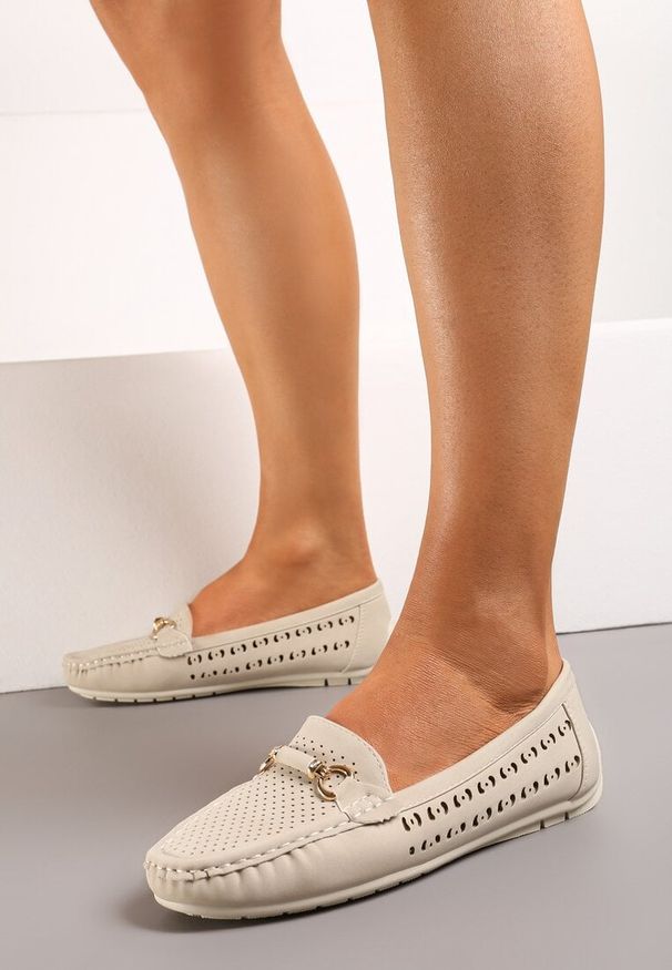 Born2be - Beżowe Mokasyny z Ażurową Cholewką i Metaliczną Ozdobą Musamora. Kolor: beżowy. Materiał: len. Szerokość cholewki: normalna. Wzór: ażurowy, aplikacja. Obcas: na obcasie. Styl: elegancki, klasyczny, wizytowy. Wysokość obcasa: niski