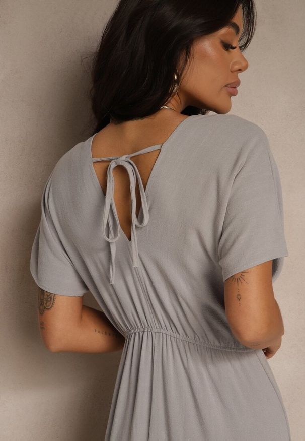 Renee - Szara Sukienka z Wiskozą i Lnem z Wiązaniem z Tyłu Kolissea. Okazja: na co dzień. Kolor: szary. Materiał: len, wiskoza. Typ sukienki: proste. Styl: casual